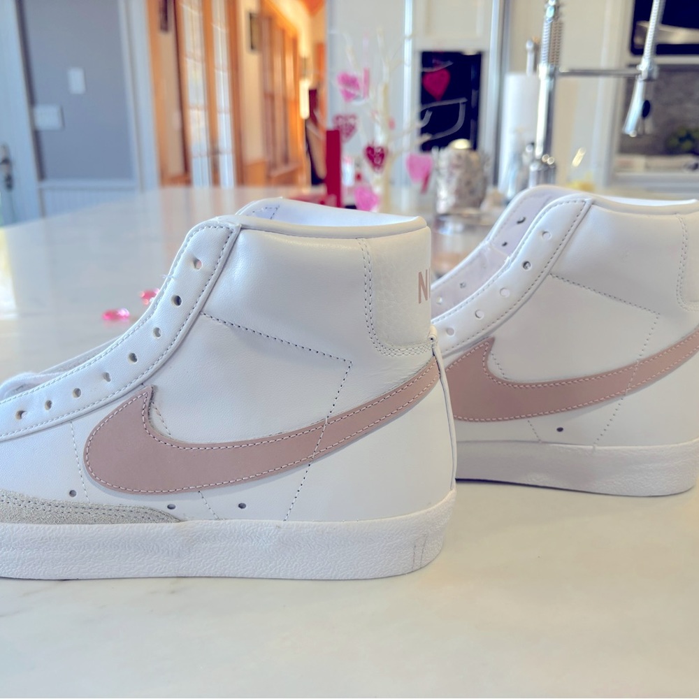 Nike Mid 77 Vintage Midtop Sneaker Sz 10 Never Worn White, Pink,  Black, Orange